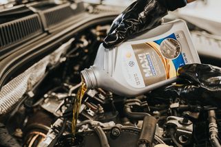 Mechanici varují: Řidiči se při výměně oleje dopouští zásadní chyby. Motor kvůli tomu trpí, oprava je drahá